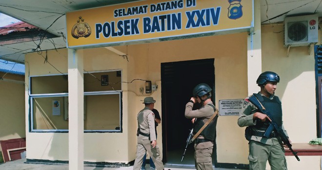 Terlihat Polisi yang berjaga di Mapolsek Bathin XXIV.