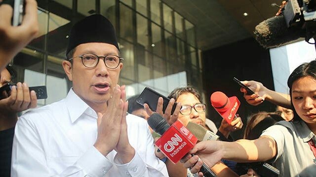 Menag Lukman Hakim Saifuddin usai menjalani pemeriksaan di gedung KPK, Jakarta, Kamis (23/5). Menag diperiksa terkait kasus suap seleksi jabatan di Kemenag. (FEDRIK TARIGAN/JAWA POS)