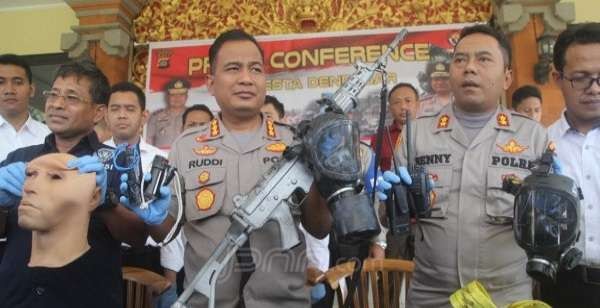 Kapolresta Denpasar Kombespol Ruddi S menunjukkan senjata laras panjang yang ditemukan di dalam mobil avanza yang parki tiga bulan di kawasan-jimbaran foto agung-bayubal -express