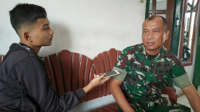 Komandan Rayon Militer (Danramil) 415-04/Muara Bulian, Kapten Infanter Rilman saat Wawancara. 