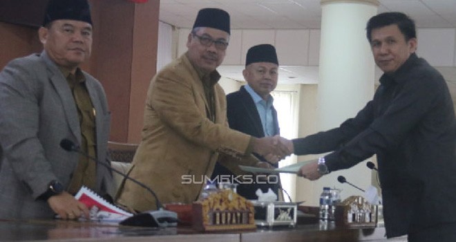 M Iqbal menyerahkan pandangan umum Komisi D terhadap LKPJ Bupati Ogan Ilir kepada Ketua DPRD H Endang PU Ishak. Foto: Sardinan / sumeks.co