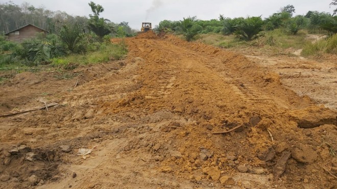 Pembangunan Jalan Penghubung dari RT 07 tembus ke RT 13, Desa Ladang Peris. 