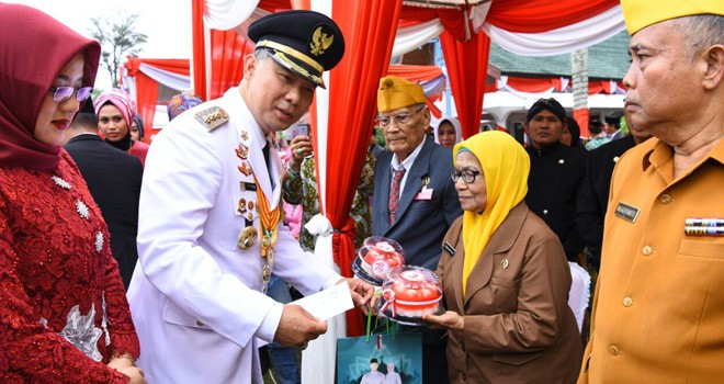 Walikota Jambi Sy Fasha saat memberi tali asih kepada veteran lanjut usia beberapa waktu lalu. Foto : Ist