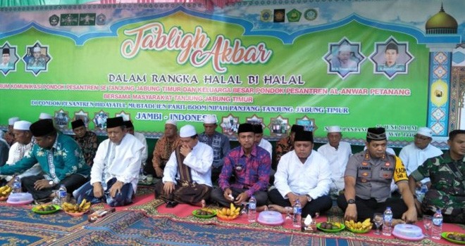 Wabup Robby Hadiri Halal Bi Halal Ponpes di Nipah Panjang.