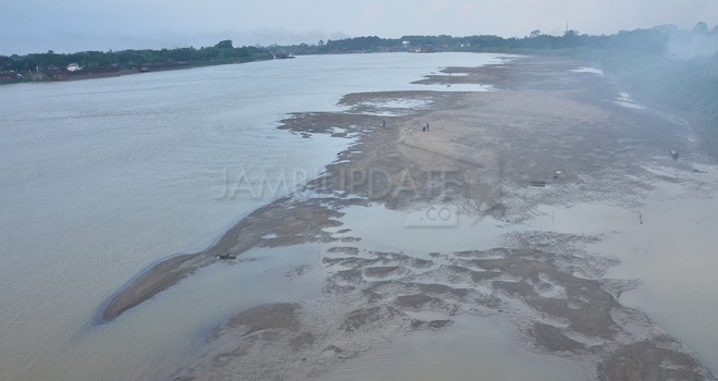 Sungai Batanghari sudah menyusut (5/7). Ini karena Jambi sudah memasuki musim kemarau. Ketinggian air sudah dibawah ketinggian normal.