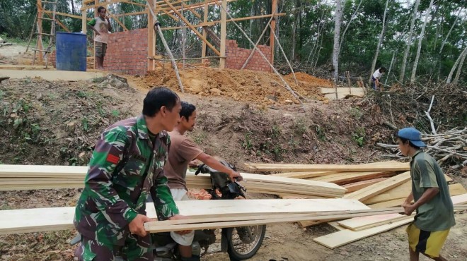 Praka Bambang Irawan, gotong royong bersama masyarakat untuk membangun rumah milik Iskandar (37) RT 12, Desa Ladang Peris. 