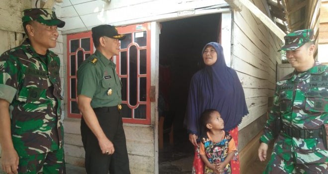 Kalawatpsi Dispsiad Kolonel Caj Drs Riza Pahlevi Berkunjungan ke Rumah Warga Penerima Bantuan Program TMMD.
