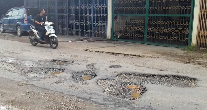 Jalan Bumin Hasan, Kecamatan Jelutung, Kota Jambi, berlobang. Untuk penanganan Pemkot  memprioritaskan jalan yang rusak parah karena menurunnya anggaran 2019. Foto : M Ridwan / Jambi Ekspres
