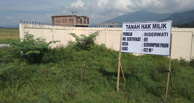 Tanah yang di klaim milik Riderwati di Desa Serumpun Pauh telah bersertifikat seluas 412 meter persegi telah dipagar oleh pihak IAIN Kerinci. Foto : Ist