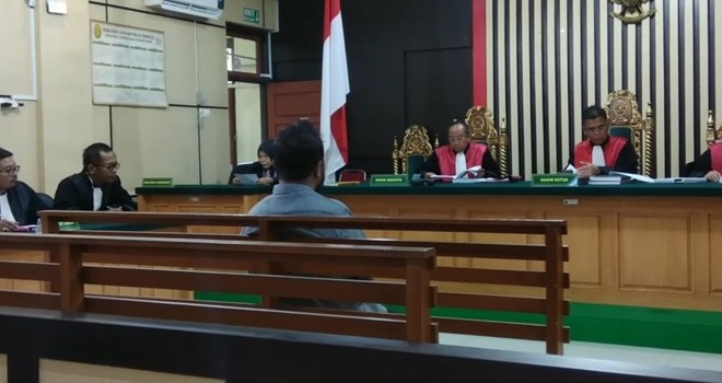 Terdakwa kasus korupsi pembangunan SMK Bagimu Negeri, Ridwan menghadiri sidang vonis atas dirinya. Ia menerima vonis yang dijatuhkan oleh majelis hakim Pengadilan Tipikor Jambi untuk dirinya. Foto : Ist