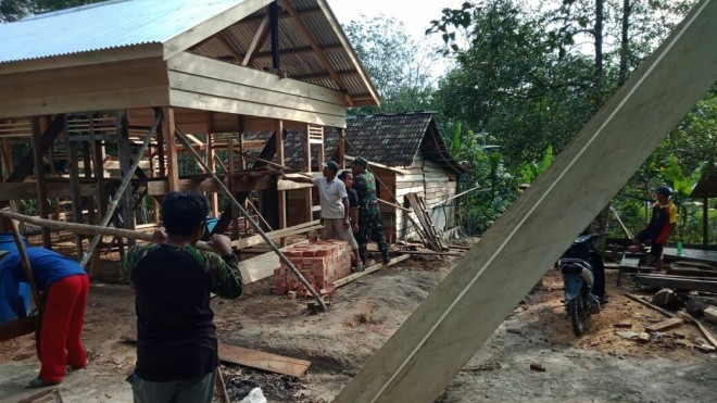 Babinsa Koramil 415-04/Muara Bulian Serda Tri Purwanto kembali gotong royong membangun rumah Rito (70) di RT 12 Desa Ladang Peris. 