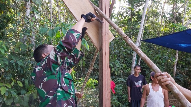 Praka Bambang Irawan dan para anggota Satgas membantu warga gotong royong bangun rumah percontohan milik Sriyono (40) Rt 08 desa Ladang Peris kecamatan Bajubang, kabupaten Batanghari.