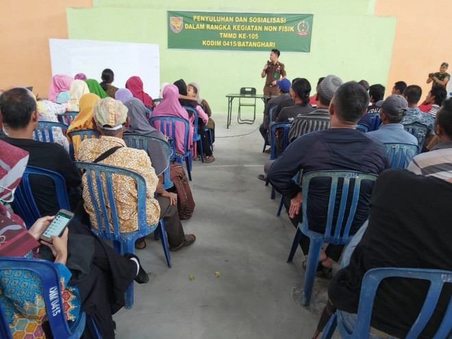 Program TMMD ke 105 Gandeng Kajari Jambi Berikan Wawasan ke Warga Ladang Peris Soal UU ITE.