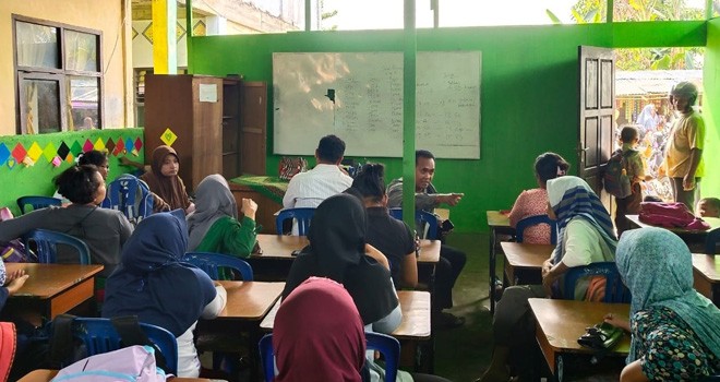 Pihak sekolah dan wali murid sedang rapat (17/7) terkait kelayakan ruang kelas yang dibangun di tanah warga. Foto : Ist