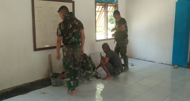 Progres Pemasangan Keramik Musholla Baitul Mukmin Capai 80 Persen.