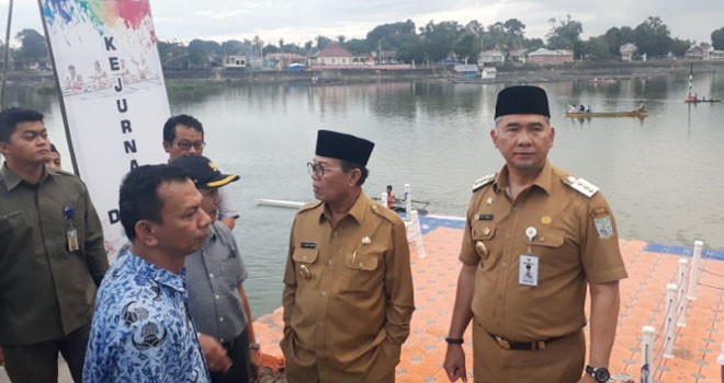 Gubernur Jambi Fachrori Umar bersama Walikota Jambi Sy Fasha saat meninjau danau sipin.