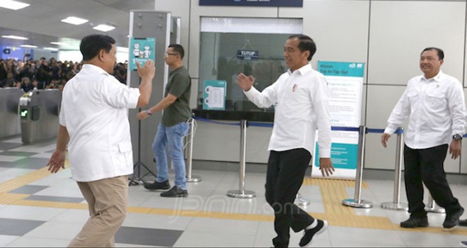 Presiden Joko Widodo dan Prabowo Subianto saat bertemu di Stasiun MRT Lebak Bulus. Foto : Ricardo / JPNN