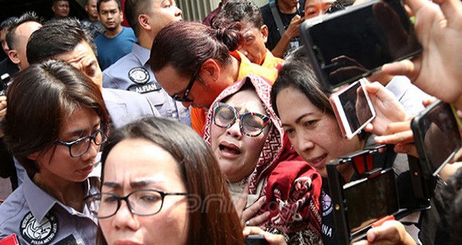 Komedian Tri Retno Prayudati alias Nunung terancam hukuman minimal lima tahun penjara terkait kasus penyalahgunaan narkoba. Foto : JPNN