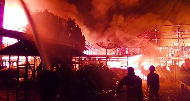 Api meluluhlantakkan 12 bangunan semi permanen di Jelutung, Kota Jambi. Akibatnya sembilan keluarga harus kekehilangan tempat tinggal.
