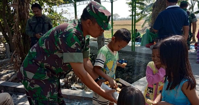 TNI Ajarkan Perlunya Berbagi Kepada Anak-anak Desa Sasaran TMMD.