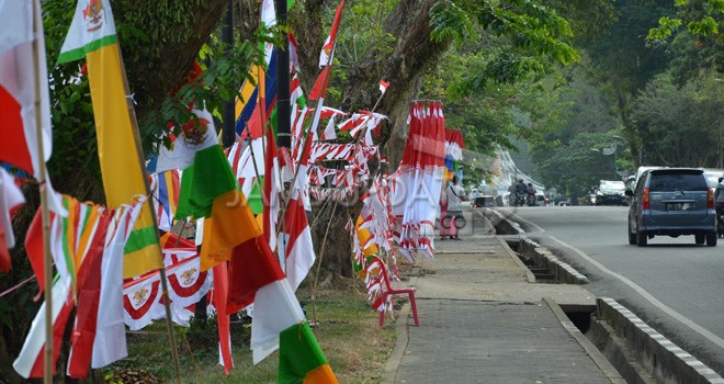 Bendera Merah Putih berjejer dan di pajang di sejumlah kawasan dalam Kota Jambi. Pedagang Bendera Merah Putih mulai ramai di Kota Jambi (29/7). Foto : M Ridwan / Jambi Ekspres