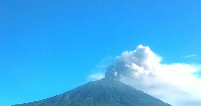 Erupsi Gunung Kerinci (31/7). Foto: Instagram Kabargeologi.