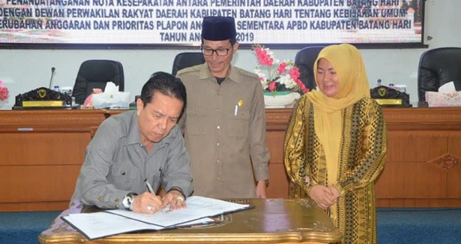 Bupati Batanghari Syahirsah saat menandatangani KUA PPAS APBD TAHUN 2019.