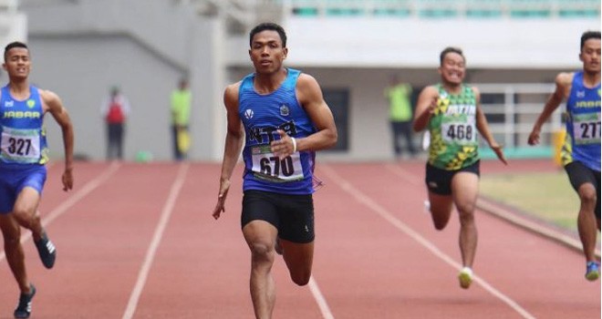 DOMINAN: Lalu Muhammad Zohri saat beraksi pada nomor 200 meter U-20 putra dalam Kejuaraan Nasional 2019 di Stadion Pakansari, Bogor. (Chandra Satwika/Jawa Pos )