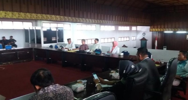 Dewan Perwakilan Rakyat Daerah (DPRD) Bungo menggelar hearing bersama pihak Rumah Sakit Umum Daerah (RSUD) Bungo, Dewan Pengawas RSUD, Dinas Kesehatan dan juga Persatuan Mahasiswa Bungo (PMB), Senin (5/8).