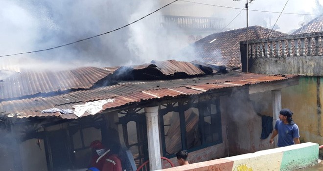 Kebakaran hebat di Kelurahan legok beberapa waktu lalu. Dari hasil penyelidikan personel forensik, ditemukan dua asal titik api yang sengaja disiram dengan minyak tanah.
