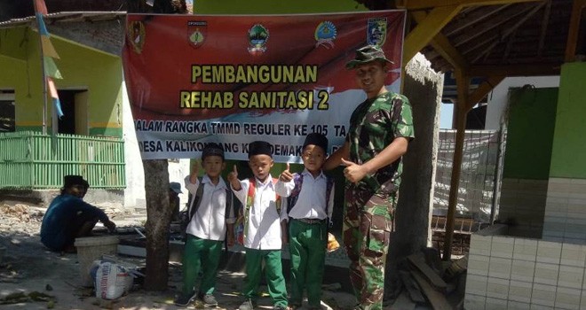 Anak-Anak Minta Foto Dengan TNI.
