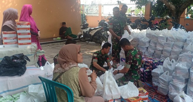 TNI Satgas Bantu Distribusikan Logistik.