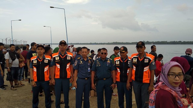 PANTAU: Kepala KPLP KSOP Kualatungkal, Junaidi, beserta staf saat memantau pelabuhan.