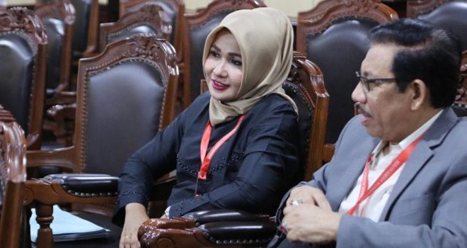 Evi Apita Maya, caleg DPD terpilih dari dapil NTB didampingi kuasa hukumnya. (Fedrik Tarigan/Jawa Pos)