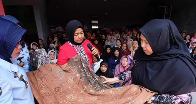 Bupati Masnah Apresiasi Batik Tulis Kerajinan Warga Binaan