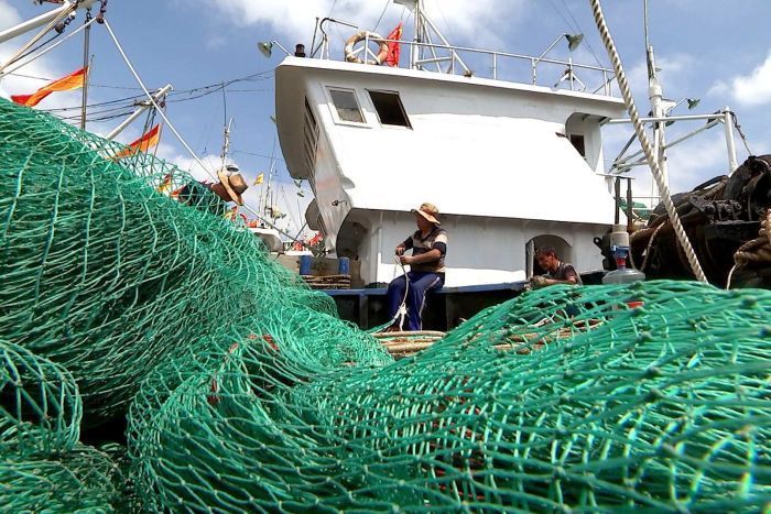 Nelayan saat menggunakan cantrang. 
