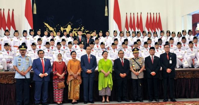 Presiden Jokowi dan Ibu Negara Iriana berfoto bersama usai pengukuhan anggota Paskibraka Tahun 2019 di Istana Negara, Jakarta, Kamis (15/8).