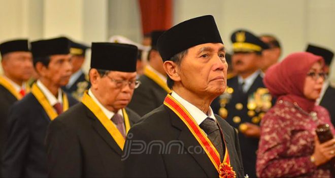 Hadi Purnomo usai menerima anugerah tanda jasa Bintang Mahaputera Utama dari Presiden Joko Widodo. 