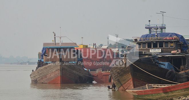 Kapal Tongkang milik Pertamina bersandar di Depot Pertamina Kasang (15/8) kemarin. 