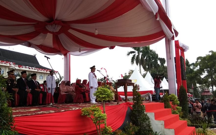 Gubernur Jambi, Fachrori Umar saat Pimpin  Upacara Hari Ulang Tahun (HUT) Republik Indonesia (RI) ke 74 dilaksanakan serentak diseluruh wilayah indonesia, Sabtu (17/8).