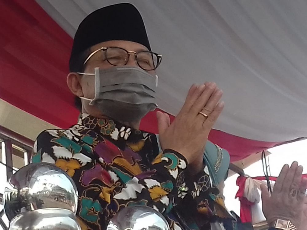 Gubernur Jambi Fachrori Umar Saat Menyambut Peserta Pawai Pembangunan.