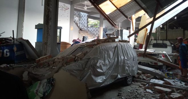 Kendaraan yang berada di dalam rumah yang tiba-tiba meledak di Tanjab Barat, Minggu (18/8).
