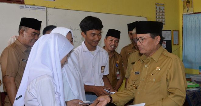 Gubernur Jambi, Fachrori Umar, turut membagikan masker kepada siswa siswi Sekolah Menegah Kejuruan (SMK) Negeri 1 Kota Jambi, di SMK Negeri 1 Kota Jambi, Senin (19/08).