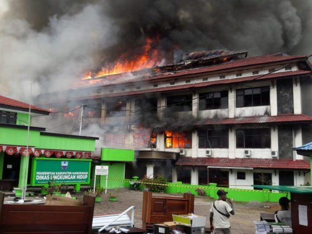 Kantor DPRD Papua Barat, Majelis Rakyat Papua Barat, eks kantor Gubernur Papua Barat dibakar massa saat melakukan aksi damai yang berakhir ricuh. 