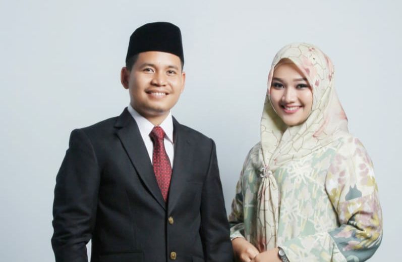 Muhamad Yasir, S.Pd, MM bersama Istri.