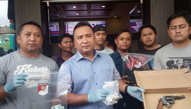 Tim gabungan Polres Sarolangun, Polres Muaro Jambi dan Polda Jambi berhasil membekuk  pelaku pencurian senjat api (senpi) milik anggota Polsek Pauh. 
