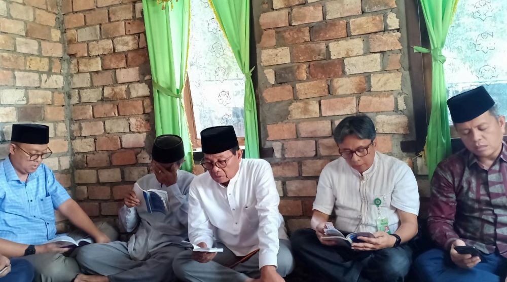 Gubenur Jambi Fachrori Umar menyambangi rumah duka Asmara di RT 05 Dusun Anggrek Desa Bathin Kecamatan Bajubang, Sabtu (24/08).
