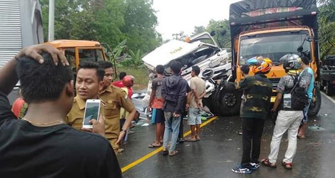 Kecelakaan tragis terjadi antara 2 Mobil Fuso yang saling beradu Kambing.