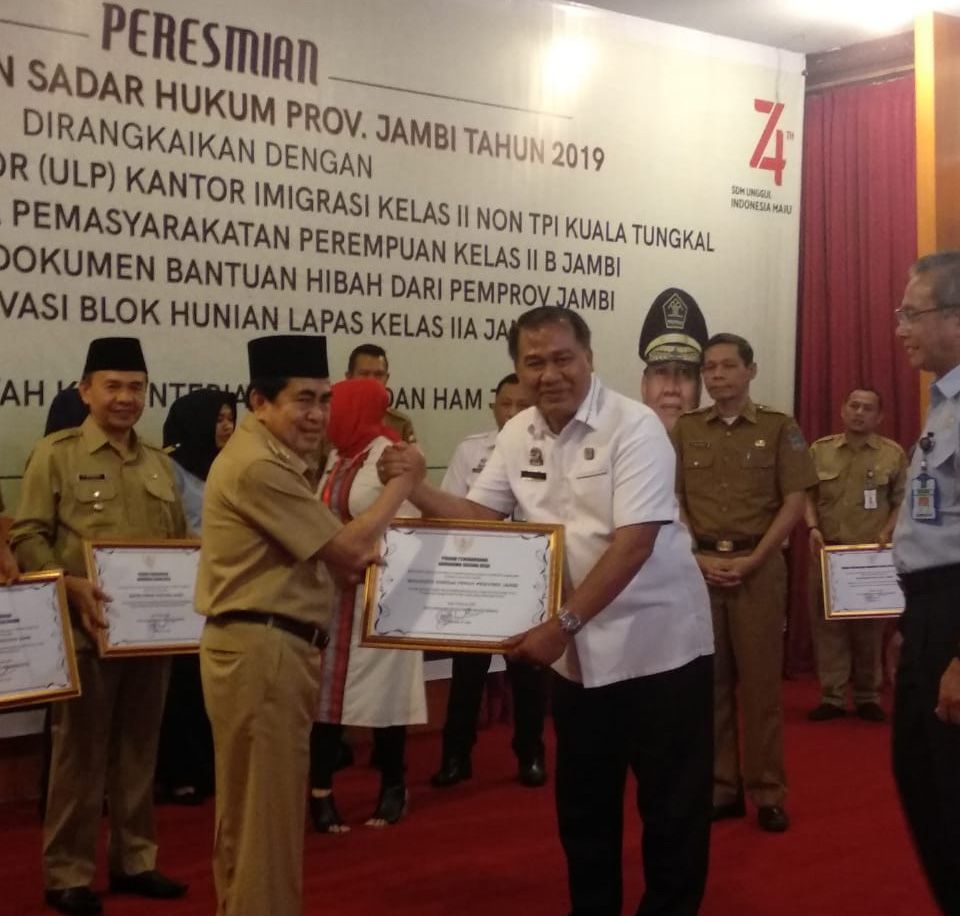 Walikota Sungai Penuh, H. Asafri Jaya Bakri (AJB) saat menerima penghargaan.