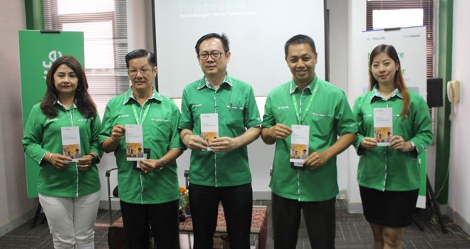 Foto bersama Chief Agency Officer Manulife Indonesia Jeffrey Kie didamping BM Manulife cabang Jambi Fachruddin dan jajaran.